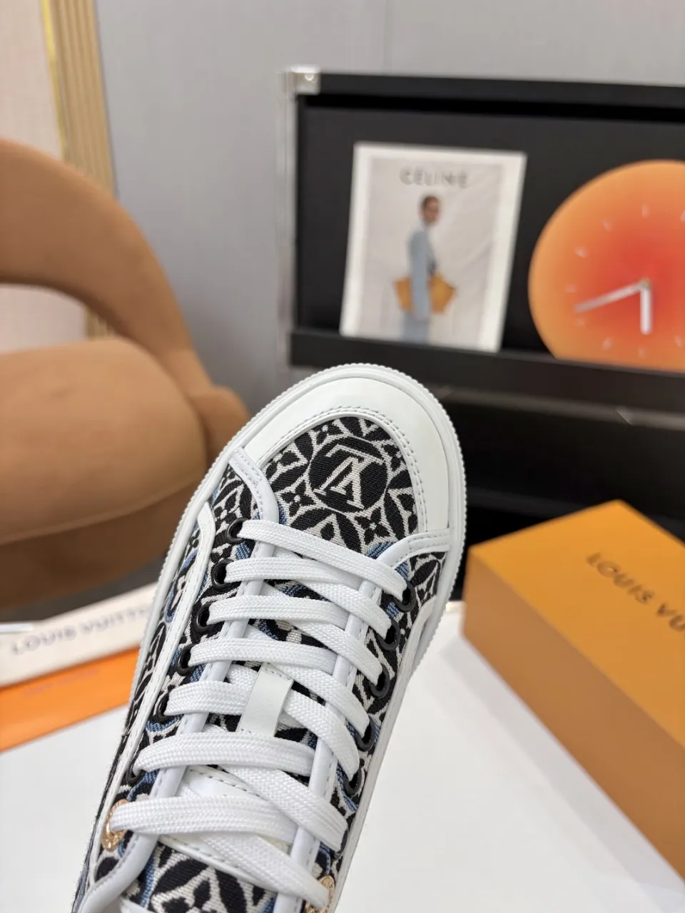 p580🐮🐮 LV couple skate shoes｜Classic jacquard, the ultimate code for a sweet outing! 👫** This pair of shoes is Louis Vuitton's love letter to fashionistas💌 - **classic presbyopic skate shoes**, the perfect choice for couples to go out on the street!  🔸 **Luxury details are a must-have**: Jacquard fabric  🔸 **So comfortable that you don’t want to take it off**: The sheepskin lining is skin-friendly and breathable, warm in autumn and winter without stuffing your feet, refreshing in spring and summer without being sticky, and you can wear it with a high-end feel in all seasons!  🔸 **Steady sense of security**: Non-slip rubber outsole, perfect grip, accompanying you through romantic streets.  **💑 Couple outfit inspiration**: ▪️ For boys, pair with leggings + baseball cap for a trendy street look!  ▪️ Girls can wear short skirts or shark pants, and the sweet and cool style is easy to choose~ **#Louis Vuitton #couple shoes #presbyopia classic** **👉 Click to collect and become the most fashionable CP in the circle of friends with him! ** Fabric: Imported cowhide/classic jacquard fabric Lining: Sheepskin lining Sole: Original rubber sole Size: Women’s size 35-42 (40/41/42 customized) Men’s size 39-45 (39.45 customized)